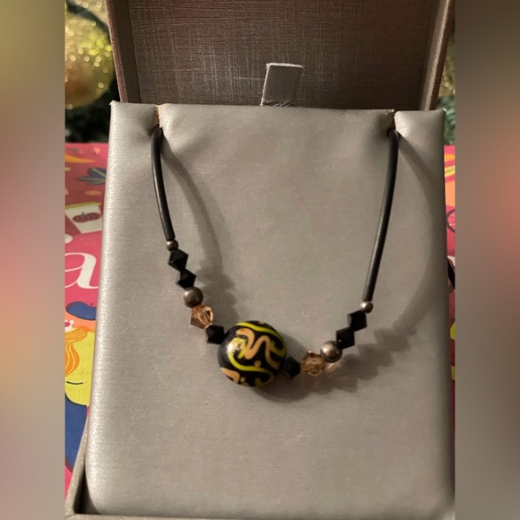 Beaded necklace yellow and black - Picture 2 of 3